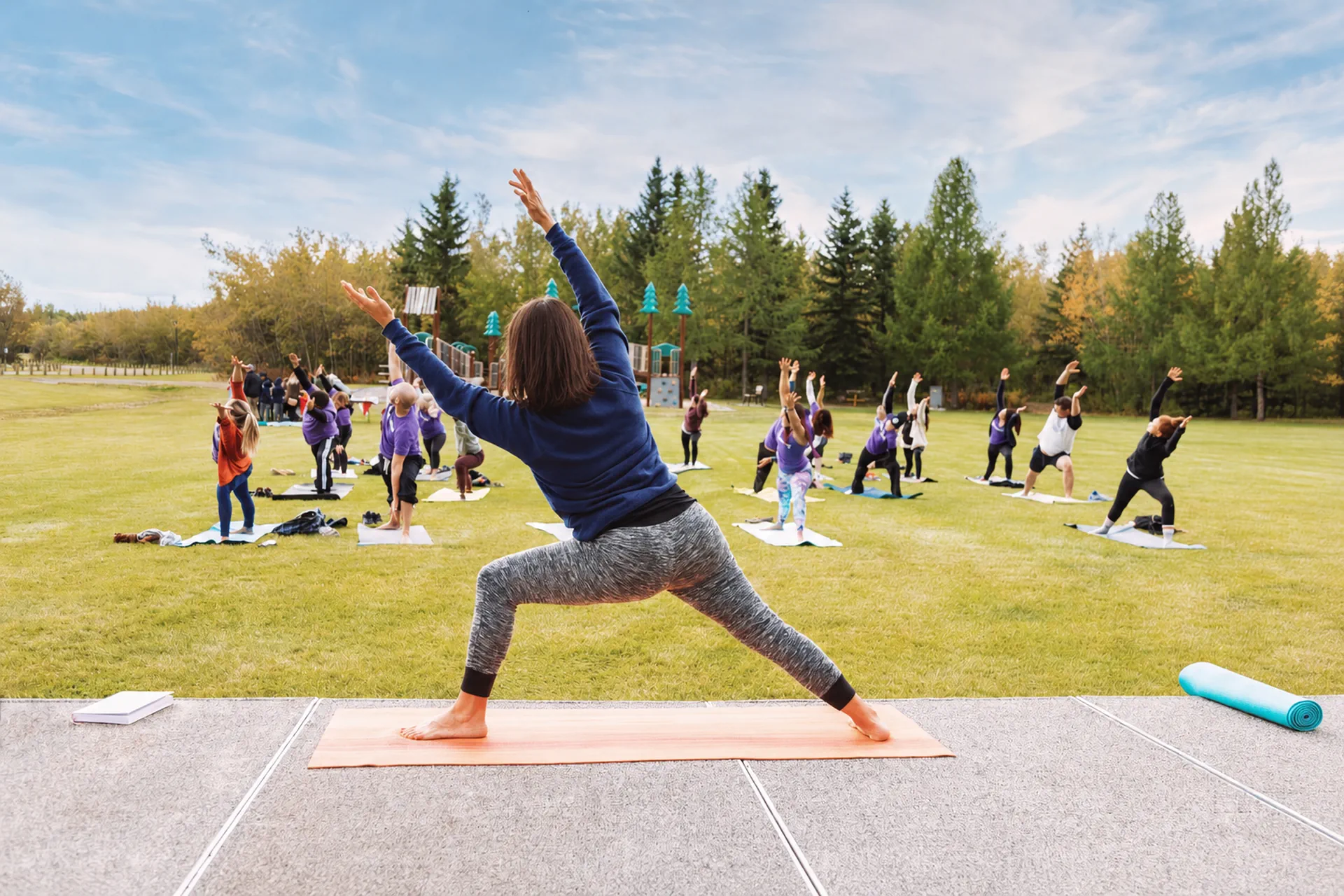 Yoga-Gruppe im Freien während einer gemeinsamen Übung
