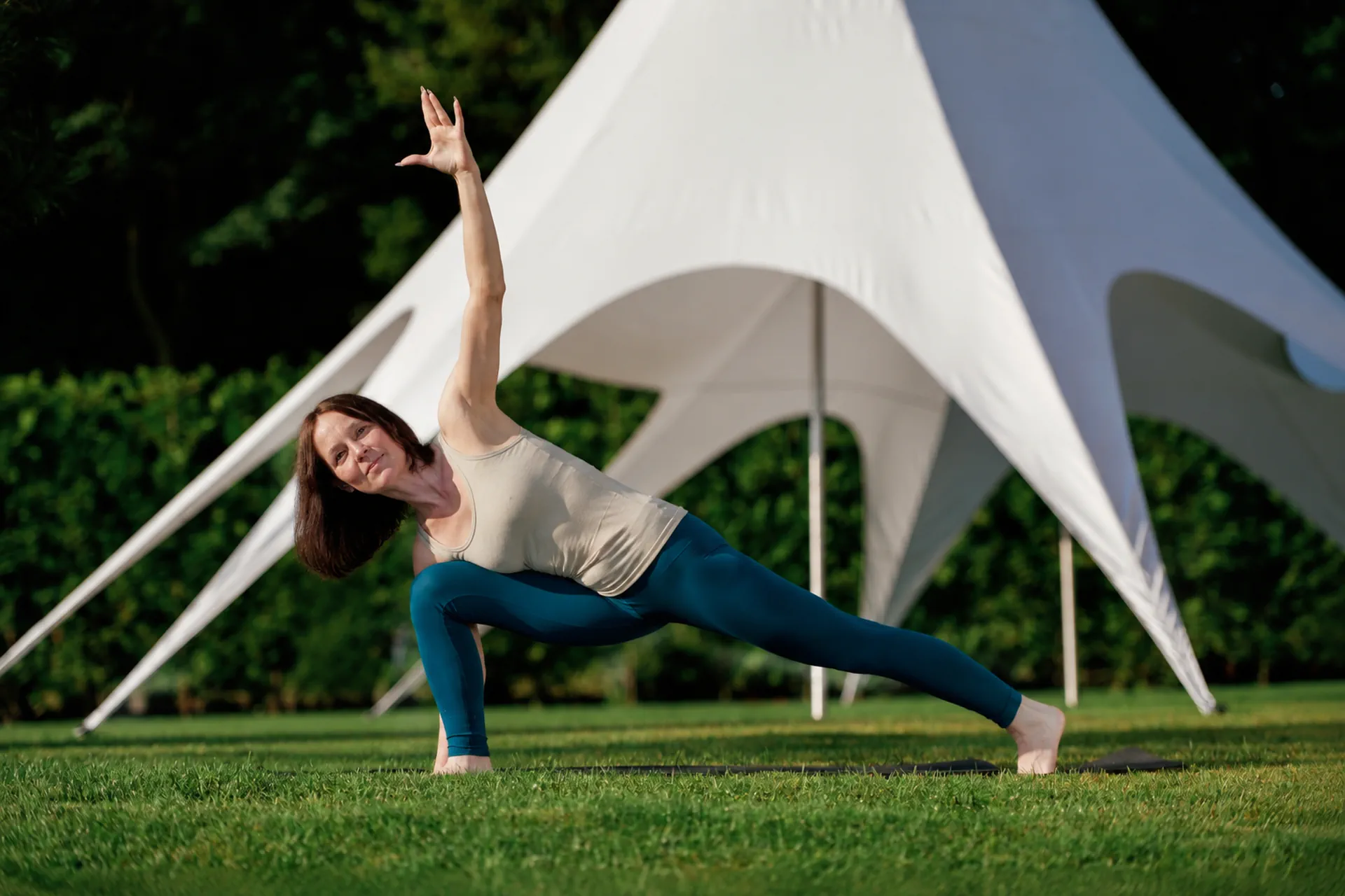 Brigitte Konstroffer praktiziert Yoga im Freien auf einer Wiese
