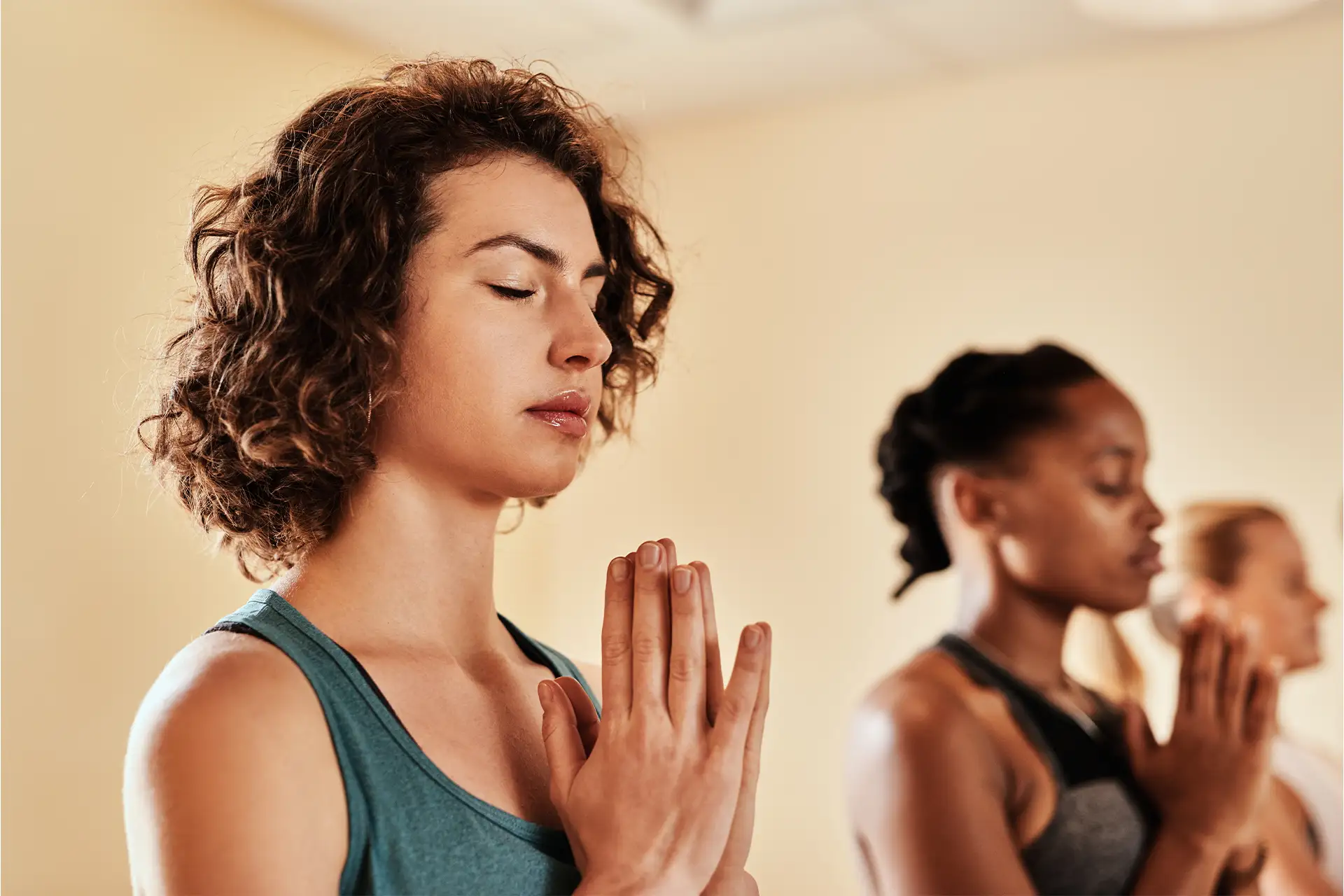Yoga Business Coaching für Community und Wachstum Yogalehrerinnen in ruhiger Gebetshaltung als Symbol für Community und gemeinsames Wachstum im Yoga Business Coaching