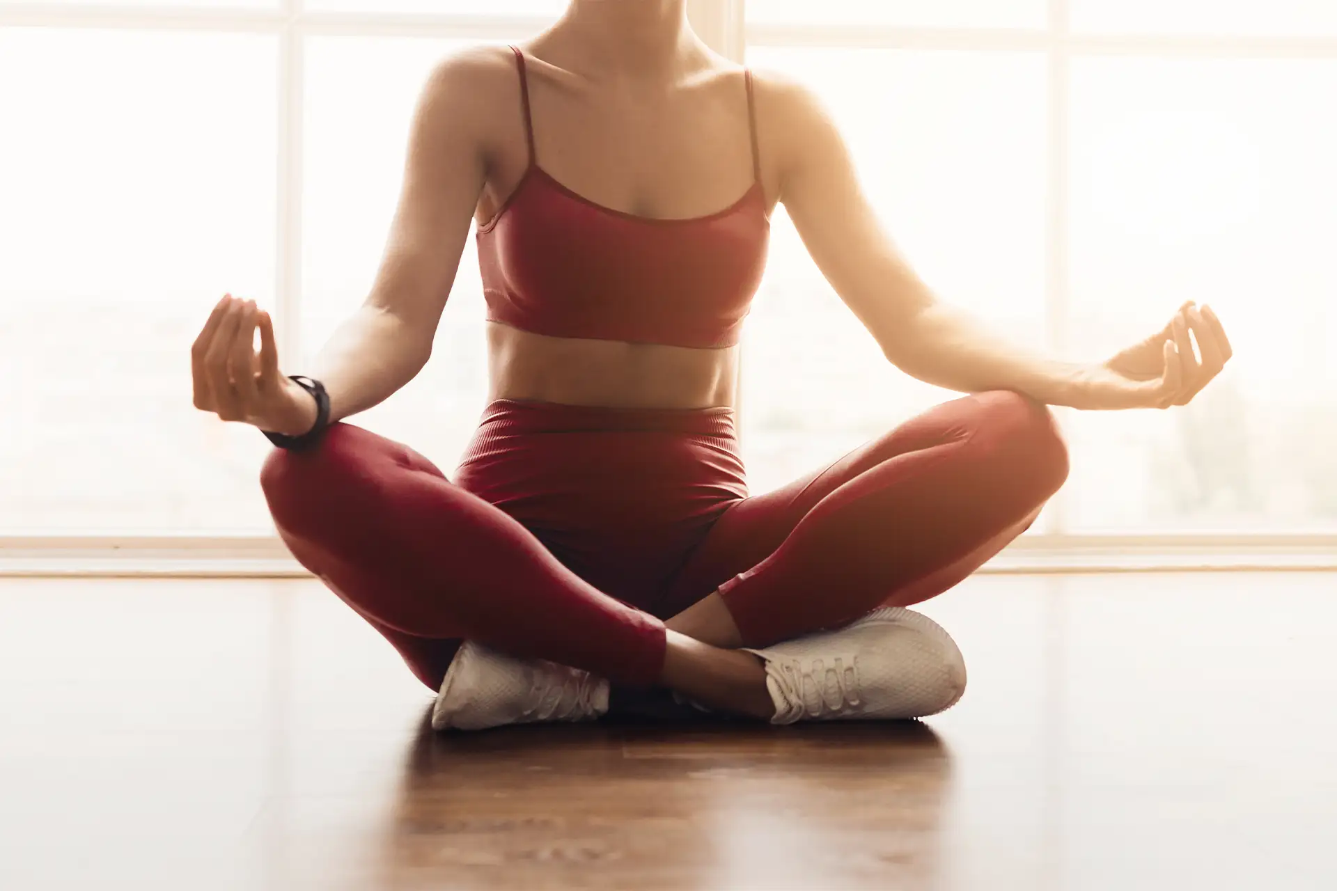 Yoga Business Coaching für Positionierung und Klarheit Yogalehrerin meditiert in einem hellen Studio als Symbol für Positionierung und Businessaufbau